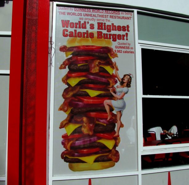 Ovo je najnezdraviji fast food restoran na svijetu, ponosan što gostima izaziva infarkte!